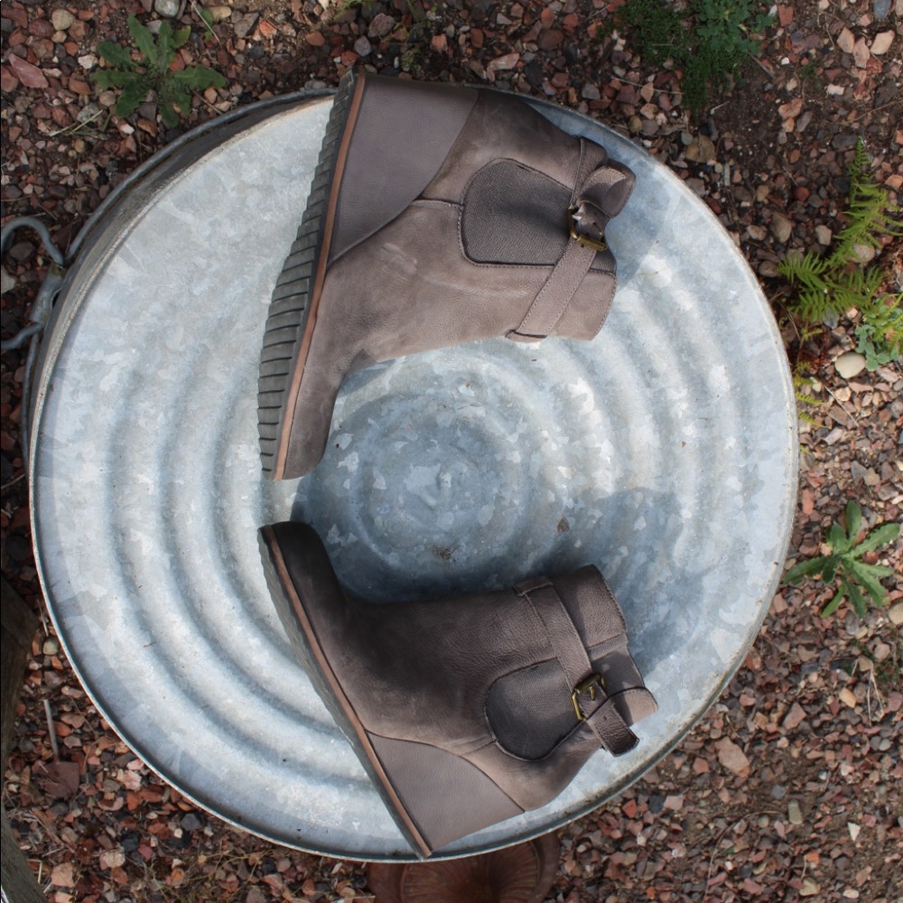 Wedge grey booties with single buckle